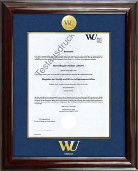 Hartholzrahmen mit Mahagoni-Lackierung, 24K-vergoldeten WU Medaillon und mit goldgeprgtem Logo der WU